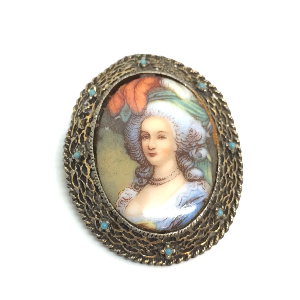 VINTAGE VICTORIAN LADY BROOCH PORTRAIT PIN PENDANT BRASS FRAME BLUE ACCENTS